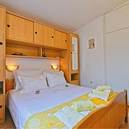 Сasa de vacaciones 2 Bedroom Lovely In Brac *