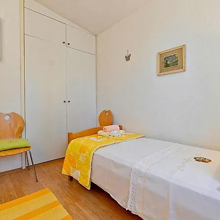 Сasa de vacaciones 2 Bedroom Lovely In Brac